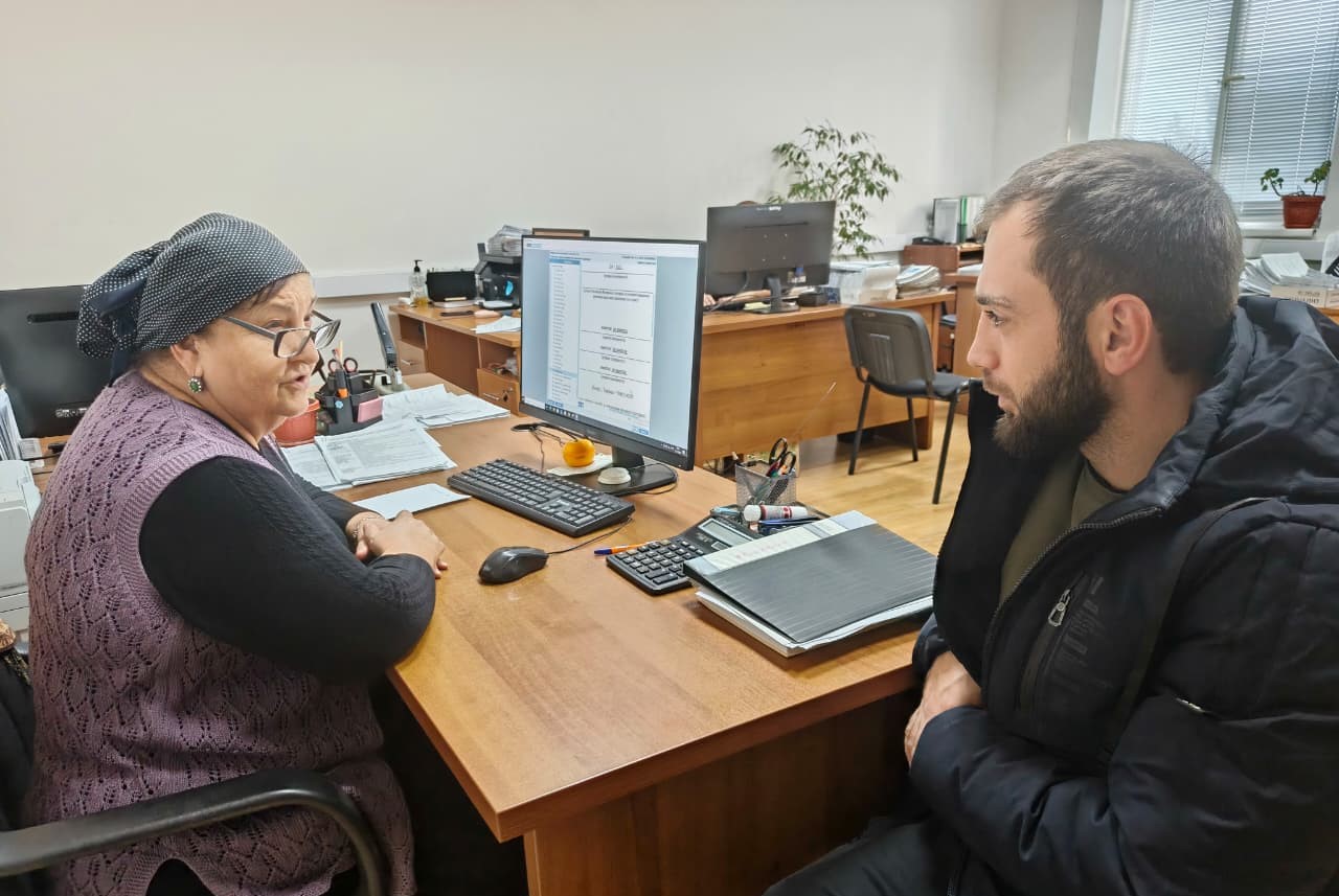 Общий трудовой стаж пенсионера Бурлият Гусейновой составляет более 40 лет, из них 29 лет ветеран посвятила службе социальной защиты населения